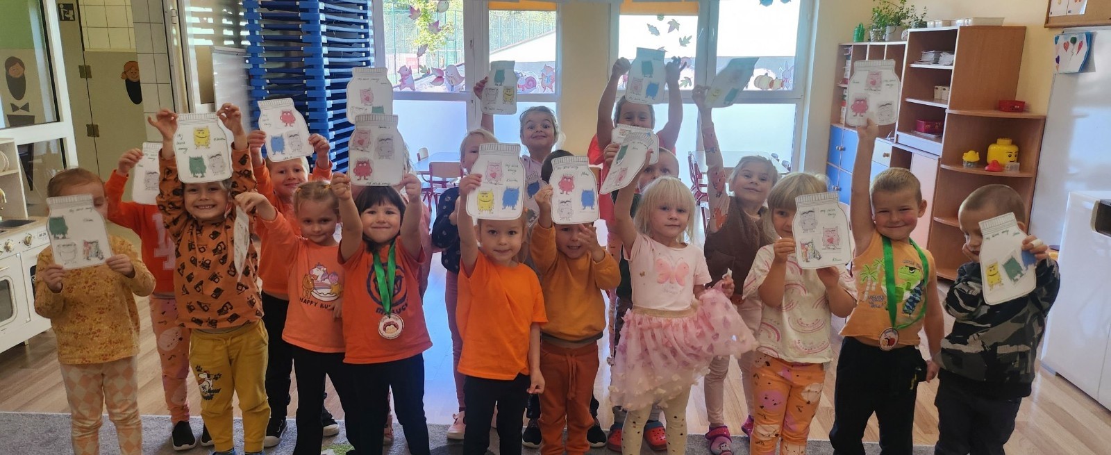 	Podczas realizacji Ogólnopolskiego Projektu Edukacyjnego „Moc relacji - siła bez przemocy” , w przedszkolu odbyły się zajęcia pod hasłem: „Tydzień Budowania Relacji”. Podczas  zajęć skupiliśmy się na wzmocnieniu relacji między dziećmi oraz budowaniu poczucia wspólnoty w grupie. Poprzez różnorodne zabawy integracyjne, rozmowy i działania plastyczne , dzieci miały okazję lepiej się poznać, nauczyć współpracy  oraz wyrażania swoich emocji.