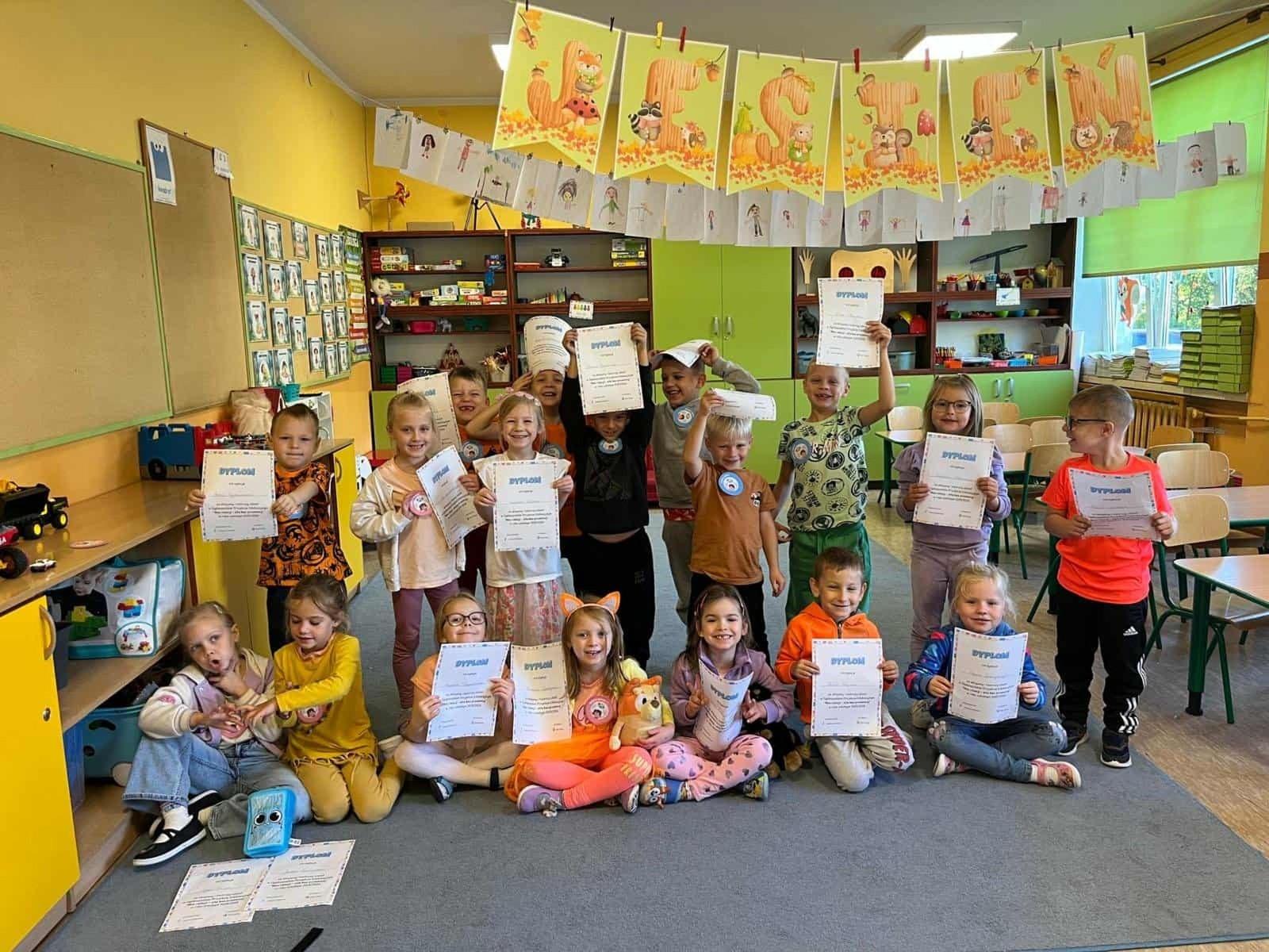 	Podczas realizacji Ogólnopolskiego Projektu Edukacyjnego „Moc relacji - siła bez przemocy” , w przedszkolu odbyły się zajęcia pod hasłem: „Tydzień Budowania Relacji”. Podczas  zajęć skupiliśmy się na wzmocnieniu relacji między dziećmi oraz budowaniu poczucia wspólnoty w grupie. Poprzez różnorodne zabawy integracyjne, rozmowy i działania plastyczne , dzieci miały okazję lepiej się poznać, nauczyć współpracy  oraz wyrażania swoich emocji.