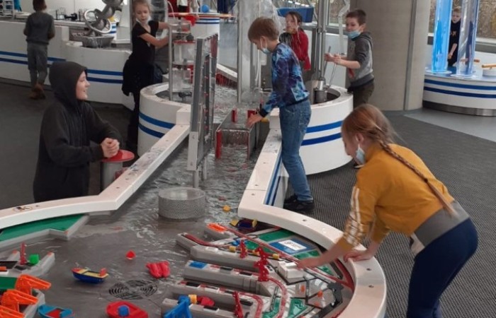 Drugim punktem zwiedzania było Centrum Nauki EXPERYMENT, które ma za zadanie rozbudzić ciekawość , wspomagać samodzielnie poznawanie świata i uczenie się. Uczniowie poprzez własne działanie i zabawę poznały prawa nauki.
 	Wycieczka dostarczyła dzieciom wielu niezapomnianych wrażeń .
