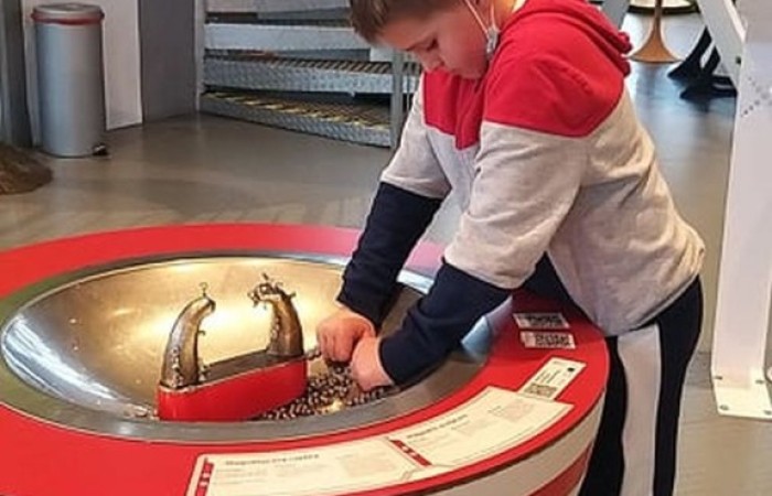 Drugim punktem zwiedzania było Centrum Nauki EXPERYMENT, które ma za zadanie rozbudzić ciekawość , wspomagać samodzielnie poznawanie świata i uczenie się. Uczniowie poprzez własne działanie i zabawę poznały prawa nauki.
 	Wycieczka dostarczyła dzieciom wielu niezapomnianych wrażeń .
