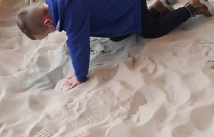 Drugim punktem zwiedzania było Centrum Nauki EXPERYMENT, które ma za zadanie rozbudzić ciekawość , wspomagać samodzielnie poznawanie świata i uczenie się. Uczniowie poprzez własne działanie i zabawę poznały prawa nauki.
 	Wycieczka dostarczyła dzieciom wielu niezapomnianych wrażeń .
