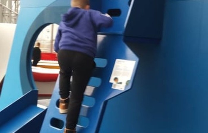 Drugim punktem zwiedzania było Centrum Nauki EXPERYMENT, które ma za zadanie rozbudzić ciekawość , wspomagać samodzielnie poznawanie świata i uczenie się. Uczniowie poprzez własne działanie i zabawę poznały prawa nauki.
 	Wycieczka dostarczyła dzieciom wielu niezapomnianych wrażeń .
