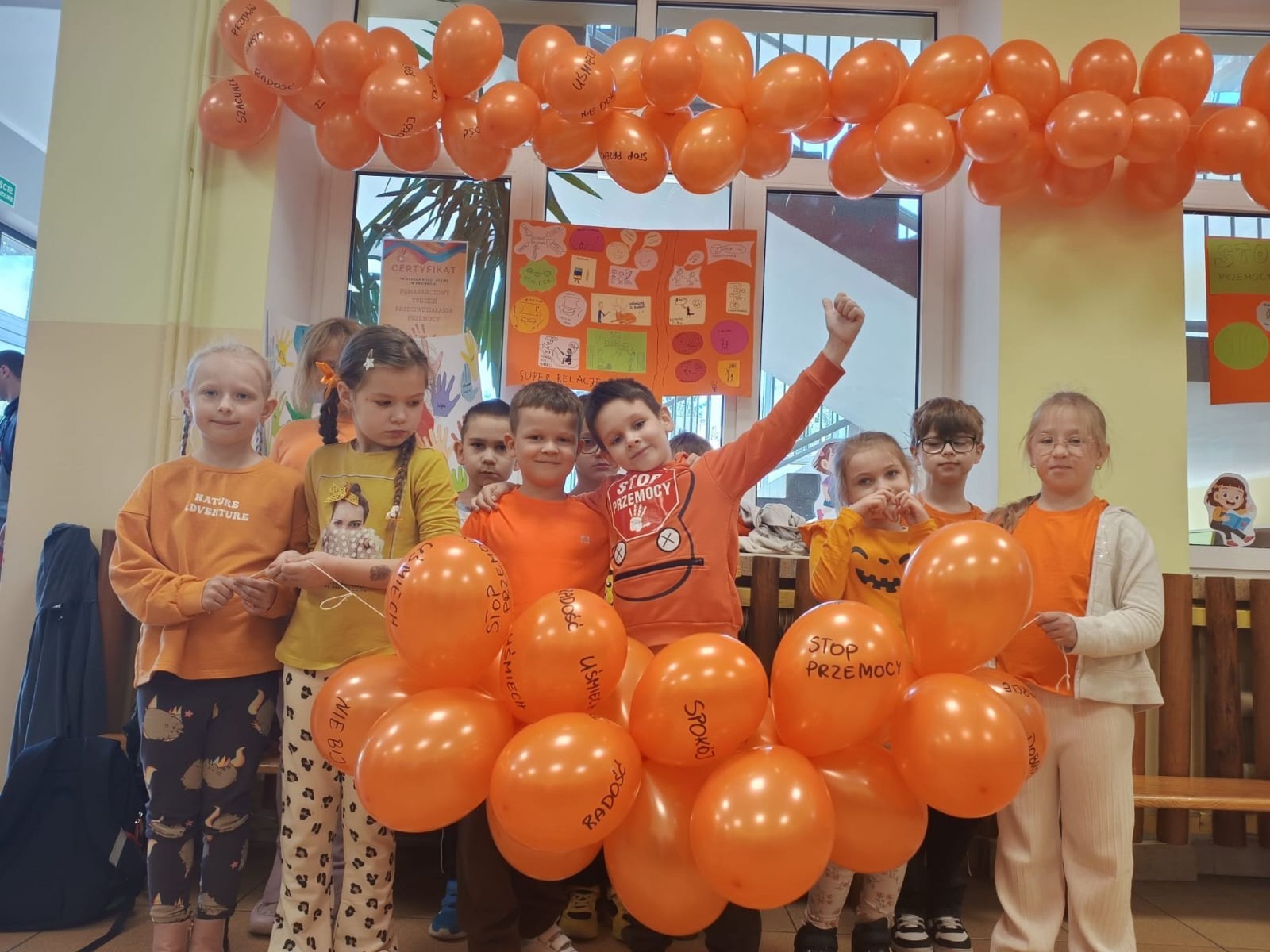 W dniach od 29 września do 3 października nasza szkoła i oddziały przedszkolne uczestniczyła w Tygodniu Przeciwdziałania Przemocy Rówieśniczej i Budowaniu Relacji. Celem tej inicjatywy było zwrócenie uwagi na problem przemocy wśród rówieśników oraz promowanie pozytywnych postaw i zachowań.
W piątek, 3 października, odbyło się podsumowanie całego tygodnia, które miało wyjątkowy charakter. Uczniowie i przedszkolaki przyszli do szkoły ubrani na pomarańczowo, co symbolizowało naszą wspólną walkę z przemocą. W ramach obchodów zorganizowaliśmy konkurs na kartkę z dobrym, wspierającym słowem, który cieszył się dużym zainteresowaniem wśród uczniów.
Podczas tygodnia w klasach odbyły się warsztaty, podczas których dzieci miały okazję zgłębić temat kampanii oraz nauczyć się, jak reagować na sytuacje przemocy. Uczniowie wspólnie tworzyli plakaty, które miały na celu promowanie wartości takich jak empatia, wsparcie i przyjaźń.
Wolontariusze naszej szkoły aktywnie uczestniczyli w wydarzeniu, rozdając pomarańczowe kokardki, które stały się symbolem solidarności przeciwko przemocy. Dziękujemy wszystkim, którzy zaangażowali się w tę ważną inicjatywę! Razem możemy tworzyć bezpieczne i przyjazne środowisko dla każdego ucznia.