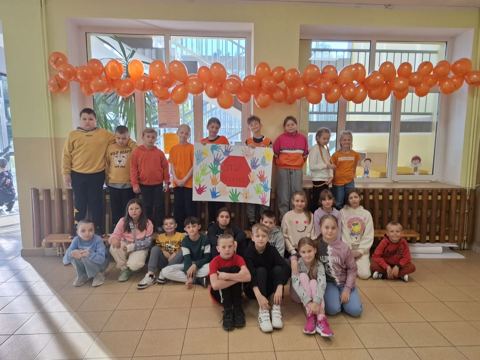 W dniach od 29 września do 3 października nasza szkoła i oddziały przedszkolne uczestniczyła w Tygodniu Przeciwdziałania Przemocy Rówieśniczej i Budowaniu Relacji. Celem tej inicjatywy było zwrócenie uwagi na problem przemocy wśród rówieśników oraz promowanie pozytywnych postaw i zachowań.
W piątek, 3 października, odbyło się podsumowanie całego tygodnia, które miało wyjątkowy charakter. Uczniowie i przedszkolaki przyszli do szkoły ubrani na pomarańczowo, co symbolizowało naszą wspólną walkę z przemocą. W ramach obchodów zorganizowaliśmy konkurs na kartkę z dobrym, wspierającym słowem, który cieszył się dużym zainteresowaniem wśród uczniów.
Podczas tygodnia w klasach odbyły się warsztaty, podczas których dzieci miały okazję zgłębić temat kampanii oraz nauczyć się, jak reagować na sytuacje przemocy. Uczniowie wspólnie tworzyli plakaty, które miały na celu promowanie wartości takich jak empatia, wsparcie i przyjaźń.
Wolontariusze naszej szkoły aktywnie uczestniczyli w wydarzeniu, rozdając pomarańczowe kokardki, które stały się symbolem solidarności przeciwko przemocy. Dziękujemy wszystkim, którzy zaangażowali się w tę ważną inicjatywę! Razem możemy tworzyć bezpieczne i przyjazne środowisko dla każdego ucznia.