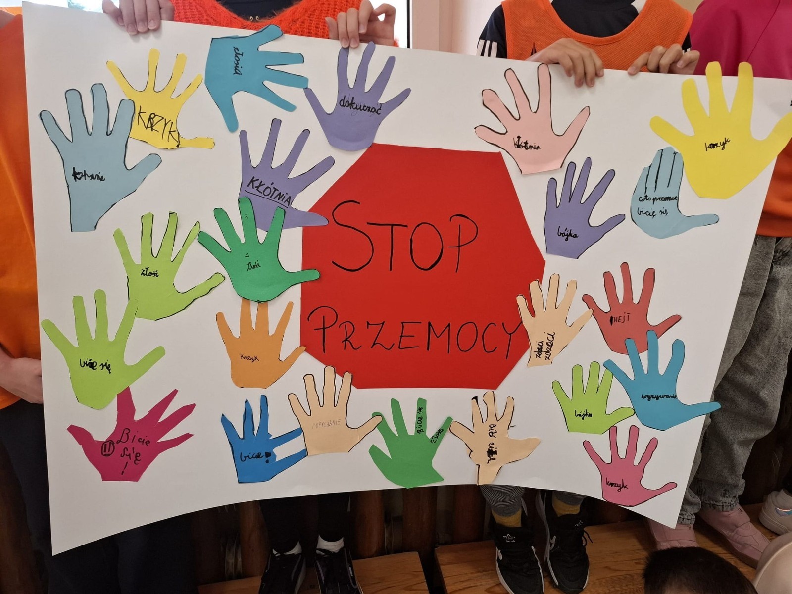 W dniach od 29 września do 3 października nasza szkoła i oddziały przedszkolne uczestniczyła w Tygodniu Przeciwdziałania Przemocy Rówieśniczej i Budowaniu Relacji. Celem tej inicjatywy było zwrócenie uwagi na problem przemocy wśród rówieśników oraz promowanie pozytywnych postaw i zachowań.
W piątek, 3 października, odbyło się podsumowanie całego tygodnia, które miało wyjątkowy charakter. Uczniowie i przedszkolaki przyszli do szkoły ubrani na pomarańczowo, co symbolizowało naszą wspólną walkę z przemocą. W ramach obchodów zorganizowaliśmy konkurs na kartkę z dobrym, wspierającym słowem, który cieszył się dużym zainteresowaniem wśród uczniów.
Podczas tygodnia w klasach odbyły się warsztaty, podczas których dzieci miały okazję zgłębić temat kampanii oraz nauczyć się, jak reagować na sytuacje przemocy. Uczniowie wspólnie tworzyli plakaty, które miały na celu promowanie wartości takich jak empatia, wsparcie i przyjaźń.
Wolontariusze naszej szkoły aktywnie uczestniczyli w wydarzeniu, rozdając pomarańczowe kokardki, które stały się symbolem solidarności przeciwko przemocy. Dziękujemy wszystkim, którzy zaangażowali się w tę ważną inicjatywę! Razem możemy tworzyć bezpieczne i przyjazne środowisko dla każdego ucznia.
