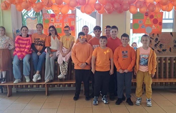 W dniach od 29 września do 3 października nasza szkoła i oddziały przedszkolne uczestniczyła w Tygodniu Przeciwdziałania Przemocy Rówieśniczej i Budowaniu Relacji. Celem tej inicjatywy było zwrócenie uwagi na problem przemocy wśród rówieśników oraz promowanie pozytywnych postaw i zachowań.
W piątek, 3 października, odbyło się podsumowanie całego tygodnia, które miało wyjątkowy charakter. Uczniowie i przedszkolaki przyszli do szkoły ubrani na pomarańczowo, co symbolizowało naszą wspólną walkę z przemocą. W ramach obchodów zorganizowaliśmy konkurs na kartkę z dobrym, wspierającym słowem, który cieszył się dużym zainteresowaniem wśród uczniów.
Podczas tygodnia w klasach odbyły się warsztaty, podczas których dzieci miały okazję zgłębić temat kampanii oraz nauczyć się, jak reagować na sytuacje przemocy. Uczniowie wspólnie tworzyli plakaty, które miały na celu promowanie wartości takich jak empatia, wsparcie i przyjaźń.
Wolontariusze naszej szkoły aktywnie uczestniczyli w wydarzeniu, rozdając pomarańczowe kokardki, które stały się symbolem solidarności przeciwko przemocy. Dziękujemy wszystkim, którzy zaangażowali się w tę ważną inicjatywę! Razem możemy tworzyć bezpieczne i przyjazne środowisko dla każdego ucznia.