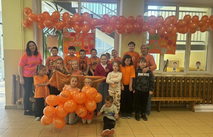 W dniach od 29 września do 3 października nasza szkoła i oddziały przedszkolne uczestniczyła w Tygodniu Przeciwdziałania Przemocy Rówieśniczej i Budowaniu Relacji. Celem tej inicjatywy było zwrócenie uwagi na problem przemocy wśród rówieśników oraz promowanie pozytywnych postaw i zachowań.
W piątek, 3 października, odbyło się podsumowanie całego tygodnia, które miało wyjątkowy charakter. Uczniowie i przedszkolaki przyszli do szkoły ubrani na pomarańczowo, co symbolizowało naszą wspólną walkę z przemocą. W ramach obchodów zorganizowaliśmy konkurs na kartkę z dobrym, wspierającym słowem, który cieszył się dużym zainteresowaniem wśród uczniów.
Podczas tygodnia w klasach odbyły się warsztaty, podczas których dzieci miały okazję zgłębić temat kampanii oraz nauczyć się, jak reagować na sytuacje przemocy. Uczniowie wspólnie tworzyli plakaty, które miały na celu promowanie wartości takich jak empatia, wsparcie i przyjaźń.
Wolontariusze naszej szkoły aktywnie uczestniczyli w wydarzeniu, rozdając pomarańczowe kokardki, które stały się symbolem solidarności przeciwko przemocy. Dziękujemy wszystkim, którzy zaangażowali się w tę ważną inicjatywę! Razem możemy tworzyć bezpieczne i przyjazne środowisko dla każdego ucznia.