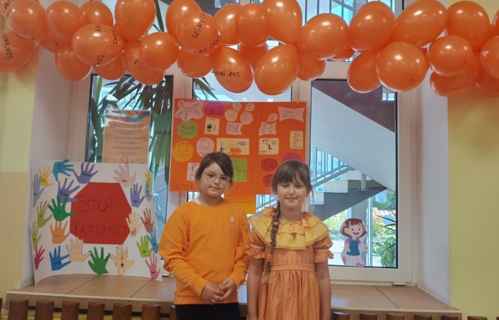 W dniach od 29 września do 3 października nasza szkoła i oddziały przedszkolne uczestniczyła w Tygodniu Przeciwdziałania Przemocy Rówieśniczej i Budowaniu Relacji. Celem tej inicjatywy było zwrócenie uwagi na problem przemocy wśród rówieśników oraz promowanie pozytywnych postaw i zachowań.
W piątek, 3 października, odbyło się podsumowanie całego tygodnia, które miało wyjątkowy charakter. Uczniowie i przedszkolaki przyszli do szkoły ubrani na pomarańczowo, co symbolizowało naszą wspólną walkę z przemocą. W ramach obchodów zorganizowaliśmy konkurs na kartkę z dobrym, wspierającym słowem, który cieszył się dużym zainteresowaniem wśród uczniów.
Podczas tygodnia w klasach odbyły się warsztaty, podczas których dzieci miały okazję zgłębić temat kampanii oraz nauczyć się, jak reagować na sytuacje przemocy. Uczniowie wspólnie tworzyli plakaty, które miały na celu promowanie wartości takich jak empatia, wsparcie i przyjaźń.
Wolontariusze naszej szkoły aktywnie uczestniczyli w wydarzeniu, rozdając pomarańczowe kokardki, które stały się symbolem solidarności przeciwko przemocy. Dziękujemy wszystkim, którzy zaangażowali się w tę ważną inicjatywę! Razem możemy tworzyć bezpieczne i przyjazne środowisko dla każdego ucznia.