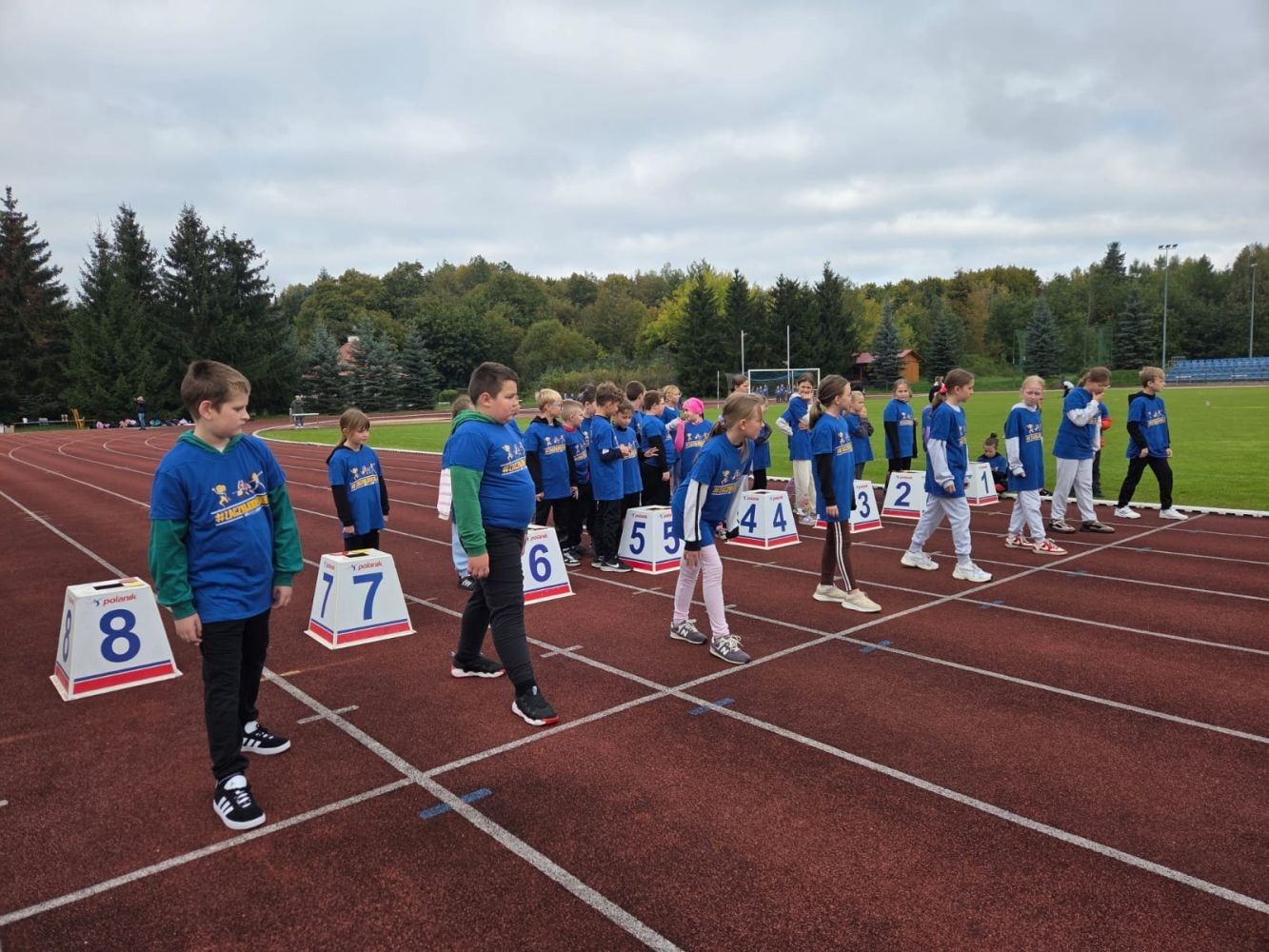 7 października 2025 roku na Stadionie Miejskim MOSiR odbyło się wyjątkowe wydarzenie sportowe, które na długo pozostanie w pamięci uczestników i organizatorów. Pod honorowym patronatem Burmistrza Pasłęka odbyła się impreza lekkoatletyczna skierowana do najmłodszych uczniów z klas II i III pasłęckich szkół podstawowych.