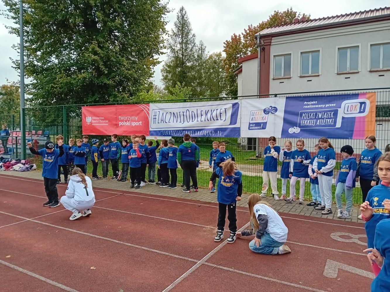 7 października 2025 roku na Stadionie Miejskim MOSiR odbyło się wyjątkowe wydarzenie sportowe, które na długo pozostanie w pamięci uczestników i organizatorów. Pod honorowym patronatem Burmistrza Pasłęka odbyła się impreza lekkoatletyczna skierowana do najmłodszych uczniów z klas II i III pasłęckich szkół podstawowych.