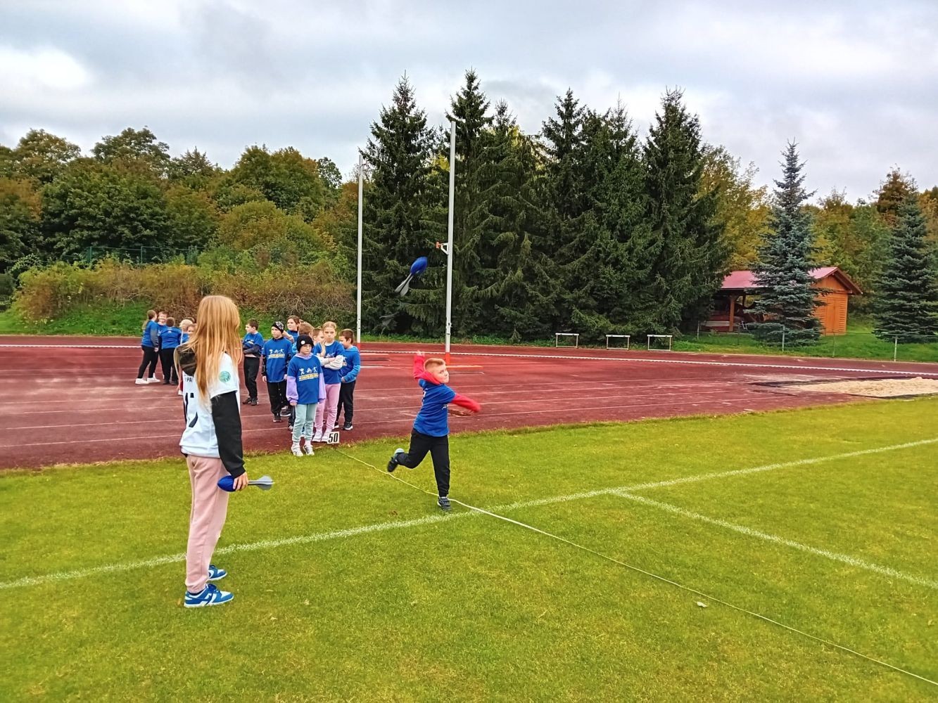 7 października 2025 roku na Stadionie Miejskim MOSiR odbyło się wyjątkowe wydarzenie sportowe, które na długo pozostanie w pamięci uczestników i organizatorów. Pod honorowym patronatem Burmistrza Pasłęka odbyła się impreza lekkoatletyczna skierowana do najmłodszych uczniów z klas II i III pasłęckich szkół podstawowych.