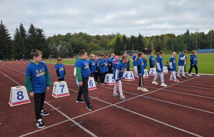 7 października 2025 roku na Stadionie Miejskim MOSiR odbyło się wyjątkowe wydarzenie sportowe, które na długo pozostanie w pamięci uczestników i organizatorów. Pod honorowym patronatem Burmistrza Pasłęka odbyła się impreza lekkoatletyczna skierowana do najmłodszych uczniów z klas II i III pasłęckich szkół podstawowych.