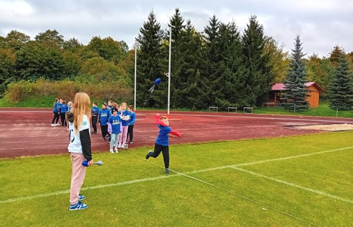 7 października 2025 roku na Stadionie Miejskim MOSiR odbyło się wyjątkowe wydarzenie sportowe, które na długo pozostanie w pamięci uczestników i organizatorów. Pod honorowym patronatem Burmistrza Pasłęka odbyła się impreza lekkoatletyczna skierowana do najmłodszych uczniów z klas II i III pasłęckich szkół podstawowych.