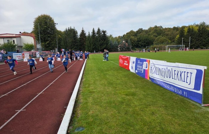 7 października 2025 roku na Stadionie Miejskim MOSiR odbyło się wyjątkowe wydarzenie sportowe, które na długo pozostanie w pamięci uczestników i organizatorów. Pod honorowym patronatem Burmistrza Pasłęka odbyła się impreza lekkoatletyczna skierowana do najmłodszych uczniów z klas II i III pasłęckich szkół podstawowych.