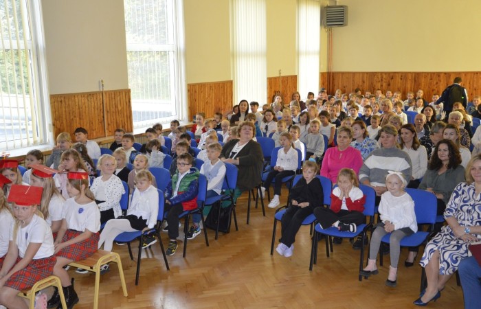 15 października w naszej szkole obchodziliśmy Dzień Edukacji Narodowej – wyjątkowe święto wszystkich nauczycieli, pracowników administracji i obsługi. Uroczystość przebiegała w ciepłej, radosnej i pełnej wdzięczności atmosferze. Część artystyczną przygotowały klasy 5a i 5b, które pod kierunkiem swoich wychowawców zaprezentowały pełen humoru i wzruszeń program. Miło nam było gościć pana Damiana Bereżańskiego - zastępcę Burmistrza Pasłęka, Panią Annę Szymanek przewodniczącą Rady Rodziców oraz nauczycieli, pracowników szkoły, administracji oraz obsługi.
Dziękujemy rodzicom za pomoc i wsparcie w realizacji występu !