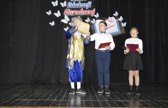 15 października w naszej szkole obchodziliśmy Dzień Edukacji Narodowej – wyjątkowe święto wszystkich nauczycieli, pracowników administracji i obsługi. Uroczystość przebiegała w ciepłej, radosnej i pełnej wdzięczności atmosferze. Część artystyczną przygotowały klasy 5a i 5b, które pod kierunkiem swoich wychowawców zaprezentowały pełen humoru i wzruszeń program. Miło nam było gościć pana Damiana Bereżańskiego - zastępcę Burmistrza Pasłęka, Panią Annę Szymanek przewodniczącą Rady Rodziców oraz nauczycieli, pracowników szkoły, administracji oraz obsługi.
Dziękujemy rodzicom za pomoc i wsparcie w realizacji występu !