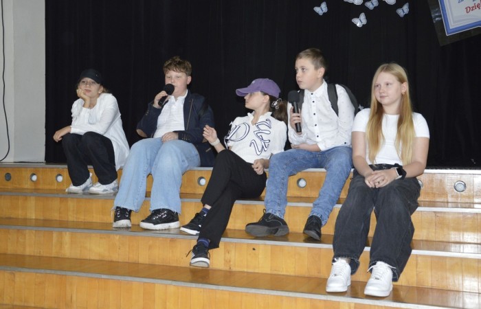 15 października w naszej szkole obchodziliśmy Dzień Edukacji Narodowej – wyjątkowe święto wszystkich nauczycieli, pracowników administracji i obsługi. Uroczystość przebiegała w ciepłej, radosnej i pełnej wdzięczności atmosferze. Część artystyczną przygotowały klasy 5a i 5b, które pod kierunkiem swoich wychowawców zaprezentowały pełen humoru i wzruszeń program. Miło nam było gościć pana Damiana Bereżańskiego - zastępcę Burmistrza Pasłęka, Panią Annę Szymanek przewodniczącą Rady Rodziców oraz nauczycieli, pracowników szkoły, administracji oraz obsługi.
Dziękujemy rodzicom za pomoc i wsparcie w realizacji występu !