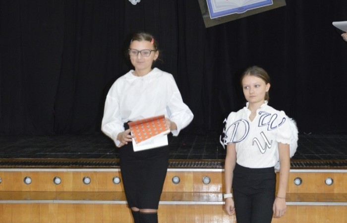 15 października w naszej szkole obchodziliśmy Dzień Edukacji Narodowej – wyjątkowe święto wszystkich nauczycieli, pracowników administracji i obsługi. Uroczystość przebiegała w ciepłej, radosnej i pełnej wdzięczności atmosferze. Część artystyczną przygotowały klasy 5a i 5b, które pod kierunkiem swoich wychowawców zaprezentowały pełen humoru i wzruszeń program. Miło nam było gościć pana Damiana Bereżańskiego - zastępcę Burmistrza Pasłęka, Panią Annę Szymanek przewodniczącą Rady Rodziców oraz nauczycieli, pracowników szkoły, administracji oraz obsługi.
Dziękujemy rodzicom za pomoc i wsparcie w realizacji występu !