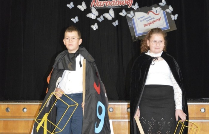 15 października w naszej szkole obchodziliśmy Dzień Edukacji Narodowej – wyjątkowe święto wszystkich nauczycieli, pracowników administracji i obsługi. Uroczystość przebiegała w ciepłej, radosnej i pełnej wdzięczności atmosferze. Część artystyczną przygotowały klasy 5a i 5b, które pod kierunkiem swoich wychowawców zaprezentowały pełen humoru i wzruszeń program. Miło nam było gościć pana Damiana Bereżańskiego - zastępcę Burmistrza Pasłęka, Panią Annę Szymanek przewodniczącą Rady Rodziców oraz nauczycieli, pracowników szkoły, administracji oraz obsługi.
Dziękujemy rodzicom za pomoc i wsparcie w realizacji występu !