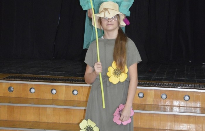 15 października w naszej szkole obchodziliśmy Dzień Edukacji Narodowej – wyjątkowe święto wszystkich nauczycieli, pracowników administracji i obsługi. Uroczystość przebiegała w ciepłej, radosnej i pełnej wdzięczności atmosferze. Część artystyczną przygotowały klasy 5a i 5b, które pod kierunkiem swoich wychowawców zaprezentowały pełen humoru i wzruszeń program. Miło nam było gościć pana Damiana Bereżańskiego - zastępcę Burmistrza Pasłęka, Panią Annę Szymanek przewodniczącą Rady Rodziców oraz nauczycieli, pracowników szkoły, administracji oraz obsługi.
Dziękujemy rodzicom za pomoc i wsparcie w realizacji występu !