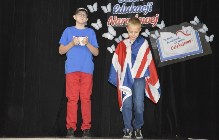 15 października w naszej szkole obchodziliśmy Dzień Edukacji Narodowej – wyjątkowe święto wszystkich nauczycieli, pracowników administracji i obsługi. Uroczystość przebiegała w ciepłej, radosnej i pełnej wdzięczności atmosferze. Część artystyczną przygotowały klasy 5a i 5b, które pod kierunkiem swoich wychowawców zaprezentowały pełen humoru i wzruszeń program. Miło nam było gościć pana Damiana Bereżańskiego - zastępcę Burmistrza Pasłęka, Panią Annę Szymanek przewodniczącą Rady Rodziców oraz nauczycieli, pracowników szkoły, administracji oraz obsługi.
Dziękujemy rodzicom za pomoc i wsparcie w realizacji występu !