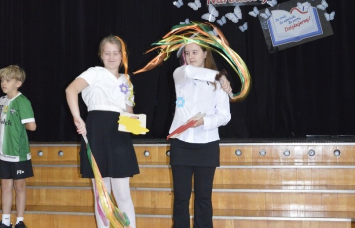 15 października w naszej szkole obchodziliśmy Dzień Edukacji Narodowej – wyjątkowe święto wszystkich nauczycieli, pracowników administracji i obsługi. Uroczystość przebiegała w ciepłej, radosnej i pełnej wdzięczności atmosferze. Część artystyczną przygotowały klasy 5a i 5b, które pod kierunkiem swoich wychowawców zaprezentowały pełen humoru i wzruszeń program. Miło nam było gościć pana Damiana Bereżańskiego - zastępcę Burmistrza Pasłęka, Panią Annę Szymanek przewodniczącą Rady Rodziców oraz nauczycieli, pracowników szkoły, administracji oraz obsługi.
Dziękujemy rodzicom za pomoc i wsparcie w realizacji występu !