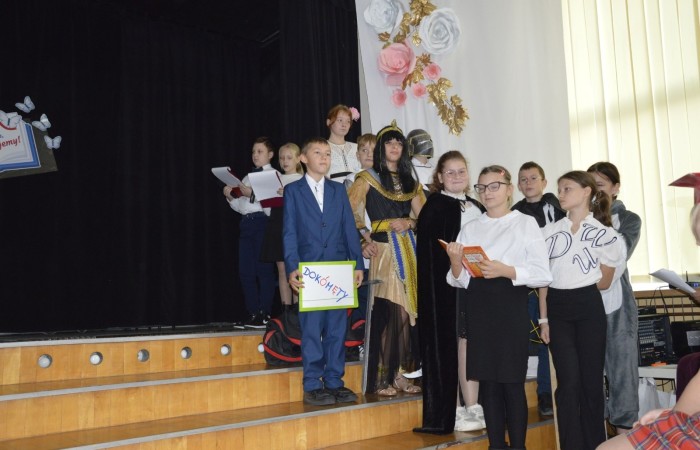 15 października w naszej szkole obchodziliśmy Dzień Edukacji Narodowej – wyjątkowe święto wszystkich nauczycieli, pracowników administracji i obsługi. Uroczystość przebiegała w ciepłej, radosnej i pełnej wdzięczności atmosferze. Część artystyczną przygotowały klasy 5a i 5b, które pod kierunkiem swoich wychowawców zaprezentowały pełen humoru i wzruszeń program. Miło nam było gościć pana Damiana Bereżańskiego - zastępcę Burmistrza Pasłęka, Panią Annę Szymanek przewodniczącą Rady Rodziców oraz nauczycieli, pracowników szkoły, administracji oraz obsługi.
Dziękujemy rodzicom za pomoc i wsparcie w realizacji występu !