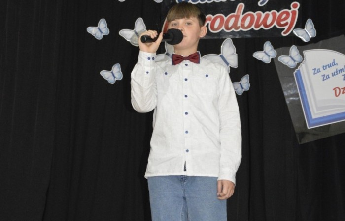 15 października w naszej szkole obchodziliśmy Dzień Edukacji Narodowej – wyjątkowe święto wszystkich nauczycieli, pracowników administracji i obsługi. Uroczystość przebiegała w ciepłej, radosnej i pełnej wdzięczności atmosferze. Część artystyczną przygotowały klasy 5a i 5b, które pod kierunkiem swoich wychowawców zaprezentowały pełen humoru i wzruszeń program. Miło nam było gościć pana Damiana Bereżańskiego - zastępcę Burmistrza Pasłęka, Panią Annę Szymanek przewodniczącą Rady Rodziców oraz nauczycieli, pracowników szkoły, administracji oraz obsługi.
Dziękujemy rodzicom za pomoc i wsparcie w realizacji występu !