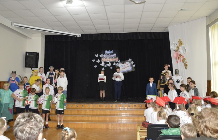 15 października w naszej szkole obchodziliśmy Dzień Edukacji Narodowej – wyjątkowe święto wszystkich nauczycieli, pracowników administracji i obsługi. Uroczystość przebiegała w ciepłej, radosnej i pełnej wdzięczności atmosferze. Część artystyczną przygotowały klasy 5a i 5b, które pod kierunkiem swoich wychowawców zaprezentowały pełen humoru i wzruszeń program. Miło nam było gościć pana Damiana Bereżańskiego - zastępcę Burmistrza Pasłęka, Panią Annę Szymanek przewodniczącą Rady Rodziców oraz nauczycieli, pracowników szkoły, administracji oraz obsługi.
Dziękujemy rodzicom za pomoc i wsparcie w realizacji występu !
