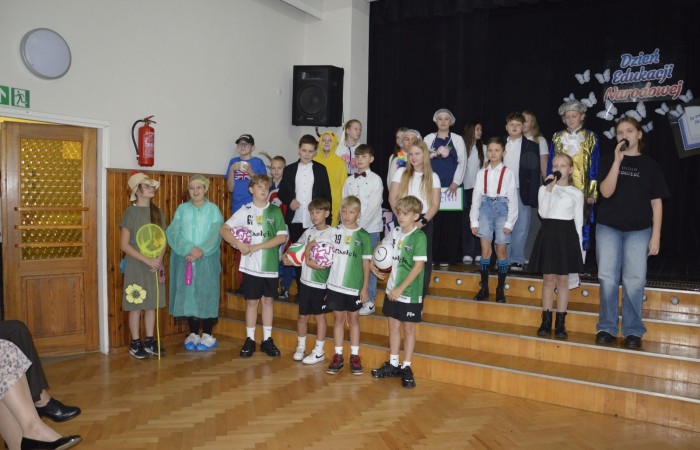 15 października w naszej szkole obchodziliśmy Dzień Edukacji Narodowej – wyjątkowe święto wszystkich nauczycieli, pracowników administracji i obsługi. Uroczystość przebiegała w ciepłej, radosnej i pełnej wdzięczności atmosferze. Część artystyczną przygotowały klasy 5a i 5b, które pod kierunkiem swoich wychowawców zaprezentowały pełen humoru i wzruszeń program. Miło nam było gościć pana Damiana Bereżańskiego - zastępcę Burmistrza Pasłęka, Panią Annę Szymanek przewodniczącą Rady Rodziców oraz nauczycieli, pracowników szkoły, administracji oraz obsługi.
Dziękujemy rodzicom za pomoc i wsparcie w realizacji występu !