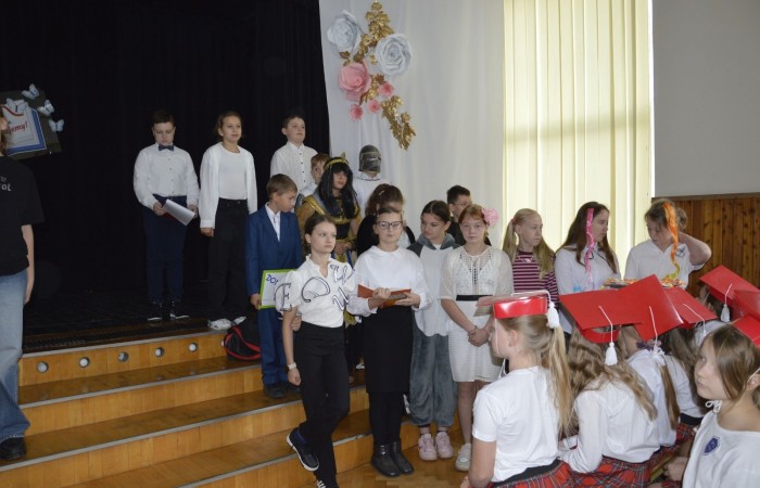 15 października w naszej szkole obchodziliśmy Dzień Edukacji Narodowej – wyjątkowe święto wszystkich nauczycieli, pracowników administracji i obsługi. Uroczystość przebiegała w ciepłej, radosnej i pełnej wdzięczności atmosferze. Część artystyczną przygotowały klasy 5a i 5b, które pod kierunkiem swoich wychowawców zaprezentowały pełen humoru i wzruszeń program. Miło nam było gościć pana Damiana Bereżańskiego - zastępcę Burmistrza Pasłęka, Panią Annę Szymanek przewodniczącą Rady Rodziców oraz nauczycieli, pracowników szkoły, administracji oraz obsługi.
Dziękujemy rodzicom za pomoc i wsparcie w realizacji występu !