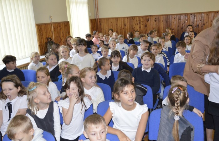 15 października w naszej szkole obchodziliśmy Dzień Edukacji Narodowej – wyjątkowe święto wszystkich nauczycieli, pracowników administracji i obsługi. Uroczystość przebiegała w ciepłej, radosnej i pełnej wdzięczności atmosferze. Część artystyczną przygotowały klasy 5a i 5b, które pod kierunkiem swoich wychowawców zaprezentowały pełen humoru i wzruszeń program. Miło nam było gościć pana Damiana Bereżańskiego - zastępcę Burmistrza Pasłęka, Panią Annę Szymanek przewodniczącą Rady Rodziców oraz nauczycieli, pracowników szkoły, administracji oraz obsługi.
Dziękujemy rodzicom za pomoc i wsparcie w realizacji występu !