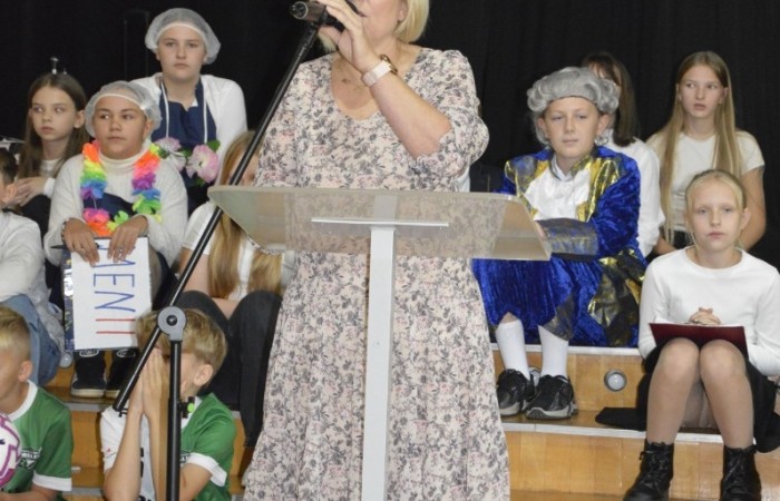 15 października w naszej szkole obchodziliśmy Dzień Edukacji Narodowej – wyjątkowe święto wszystkich nauczycieli, pracowników administracji i obsługi. Uroczystość przebiegała w ciepłej, radosnej i pełnej wdzięczności atmosferze. Część artystyczną przygotowały klasy 5a i 5b, które pod kierunkiem swoich wychowawców zaprezentowały pełen humoru i wzruszeń program. Miło nam było gościć pana Damiana Bereżańskiego - zastępcę Burmistrza Pasłęka, Panią Annę Szymanek przewodniczącą Rady Rodziców oraz nauczycieli, pracowników szkoły, administracji oraz obsługi.
Dziękujemy rodzicom za pomoc i wsparcie w realizacji występu !