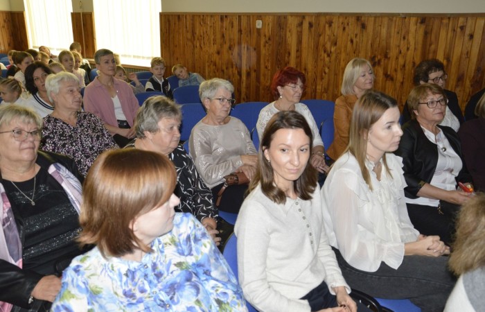 15 października w naszej szkole obchodziliśmy Dzień Edukacji Narodowej – wyjątkowe święto wszystkich nauczycieli, pracowników administracji i obsługi. Uroczystość przebiegała w ciepłej, radosnej i pełnej wdzięczności atmosferze. Część artystyczną przygotowały klasy 5a i 5b, które pod kierunkiem swoich wychowawców zaprezentowały pełen humoru i wzruszeń program. Miło nam było gościć pana Damiana Bereżańskiego - zastępcę Burmistrza Pasłęka, Panią Annę Szymanek przewodniczącą Rady Rodziców oraz nauczycieli, pracowników szkoły, administracji oraz obsługi.
Dziękujemy rodzicom za pomoc i wsparcie w realizacji występu !