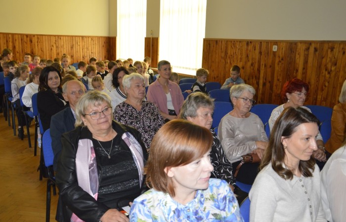 15 października w naszej szkole obchodziliśmy Dzień Edukacji Narodowej – wyjątkowe święto wszystkich nauczycieli, pracowników administracji i obsługi. Uroczystość przebiegała w ciepłej, radosnej i pełnej wdzięczności atmosferze. Część artystyczną przygotowały klasy 5a i 5b, które pod kierunkiem swoich wychowawców zaprezentowały pełen humoru i wzruszeń program. Miło nam było gościć pana Damiana Bereżańskiego - zastępcę Burmistrza Pasłęka, Panią Annę Szymanek przewodniczącą Rady Rodziców oraz nauczycieli, pracowników szkoły, administracji oraz obsługi.
Dziękujemy rodzicom za pomoc i wsparcie w realizacji występu !