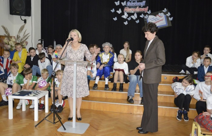 15 października w naszej szkole obchodziliśmy Dzień Edukacji Narodowej – wyjątkowe święto wszystkich nauczycieli, pracowników administracji i obsługi. Uroczystość przebiegała w ciepłej, radosnej i pełnej wdzięczności atmosferze. Część artystyczną przygotowały klasy 5a i 5b, które pod kierunkiem swoich wychowawców zaprezentowały pełen humoru i wzruszeń program. Miło nam było gościć pana Damiana Bereżańskiego - zastępcę Burmistrza Pasłęka, Panią Annę Szymanek przewodniczącą Rady Rodziców oraz nauczycieli, pracowników szkoły, administracji oraz obsługi.
Dziękujemy rodzicom za pomoc i wsparcie w realizacji występu !