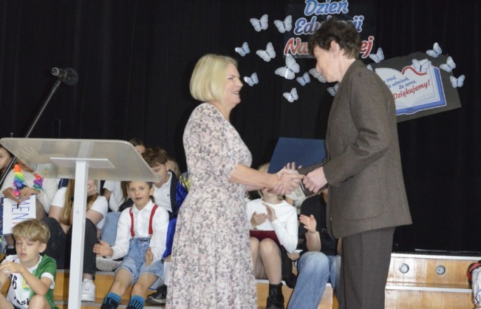 15 października w naszej szkole obchodziliśmy Dzień Edukacji Narodowej – wyjątkowe święto wszystkich nauczycieli, pracowników administracji i obsługi. Uroczystość przebiegała w ciepłej, radosnej i pełnej wdzięczności atmosferze. Część artystyczną przygotowały klasy 5a i 5b, które pod kierunkiem swoich wychowawców zaprezentowały pełen humoru i wzruszeń program. Miło nam było gościć pana Damiana Bereżańskiego - zastępcę Burmistrza Pasłęka, Panią Annę Szymanek przewodniczącą Rady Rodziców oraz nauczycieli, pracowników szkoły, administracji oraz obsługi.
Dziękujemy rodzicom za pomoc i wsparcie w realizacji występu !