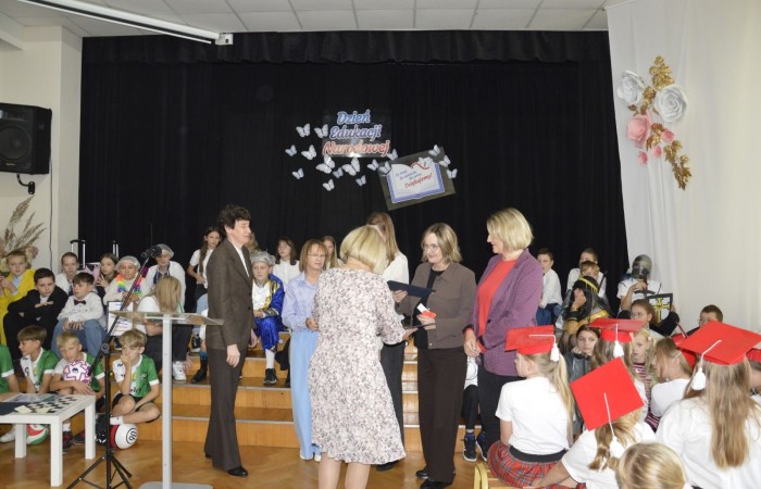 15 października w naszej szkole obchodziliśmy Dzień Edukacji Narodowej – wyjątkowe święto wszystkich nauczycieli, pracowników administracji i obsługi. Uroczystość przebiegała w ciepłej, radosnej i pełnej wdzięczności atmosferze. Część artystyczną przygotowały klasy 5a i 5b, które pod kierunkiem swoich wychowawców zaprezentowały pełen humoru i wzruszeń program. Miło nam było gościć pana Damiana Bereżańskiego - zastępcę Burmistrza Pasłęka, Panią Annę Szymanek przewodniczącą Rady Rodziców oraz nauczycieli, pracowników szkoły, administracji oraz obsługi.
Dziękujemy rodzicom za pomoc i wsparcie w realizacji występu !