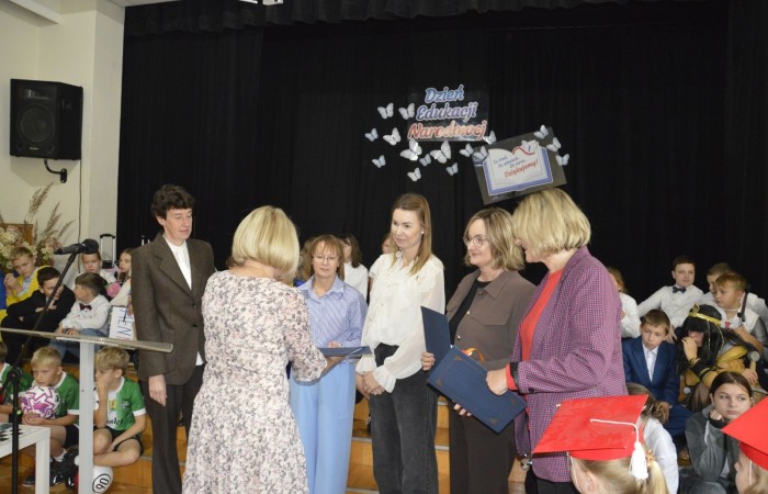 15 października w naszej szkole obchodziliśmy Dzień Edukacji Narodowej – wyjątkowe święto wszystkich nauczycieli, pracowników administracji i obsługi. Uroczystość przebiegała w ciepłej, radosnej i pełnej wdzięczności atmosferze. Część artystyczną przygotowały klasy 5a i 5b, które pod kierunkiem swoich wychowawców zaprezentowały pełen humoru i wzruszeń program. Miło nam było gościć pana Damiana Bereżańskiego - zastępcę Burmistrza Pasłęka, Panią Annę Szymanek przewodniczącą Rady Rodziców oraz nauczycieli, pracowników szkoły, administracji oraz obsługi.
Dziękujemy rodzicom za pomoc i wsparcie w realizacji występu !