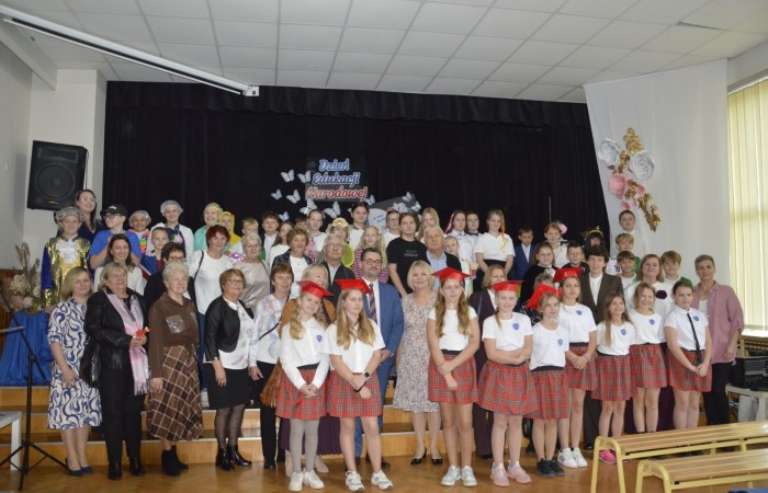 15 października w naszej szkole obchodziliśmy Dzień Edukacji Narodowej – wyjątkowe święto wszystkich nauczycieli, pracowników administracji i obsługi. Uroczystość przebiegała w ciepłej, radosnej i pełnej wdzięczności atmosferze. Część artystyczną przygotowały klasy 5a i 5b, które pod kierunkiem swoich wychowawców zaprezentowały pełen humoru i wzruszeń program. Miło nam było gościć pana Damiana Bereżańskiego - zastępcę Burmistrza Pasłęka, Panią Annę Szymanek przewodniczącą Rady Rodziców oraz nauczycieli, pracowników szkoły, administracji oraz obsługi.
Dziękujemy rodzicom za pomoc i wsparcie w realizacji występu !