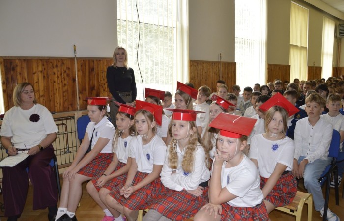 15 października w naszej szkole obchodziliśmy Dzień Edukacji Narodowej – wyjątkowe święto wszystkich nauczycieli, pracowników administracji i obsługi. Uroczystość przebiegała w ciepłej, radosnej i pełnej wdzięczności atmosferze. Część artystyczną przygotowały klasy 5a i 5b, które pod kierunkiem swoich wychowawców zaprezentowały pełen humoru i wzruszeń program. Miło nam było gościć pana Damiana Bereżańskiego - zastępcę Burmistrza Pasłęka, Panią Annę Szymanek przewodniczącą Rady Rodziców oraz nauczycieli, pracowników szkoły, administracji oraz obsługi.
Dziękujemy rodzicom za pomoc i wsparcie w realizacji występu !