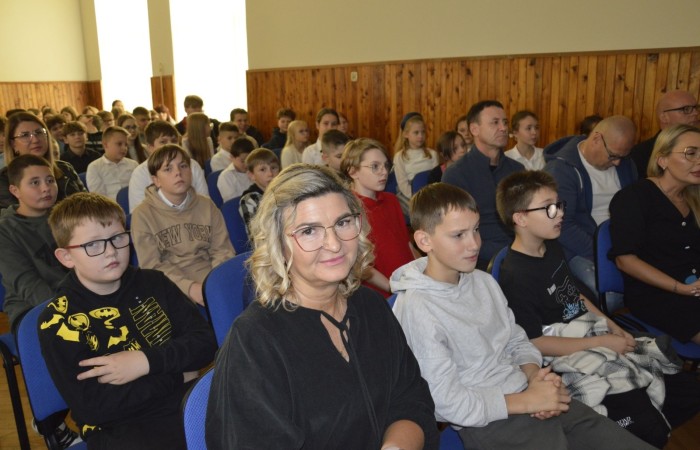 15 października w naszej szkole obchodziliśmy Dzień Edukacji Narodowej – wyjątkowe święto wszystkich nauczycieli, pracowników administracji i obsługi. Uroczystość przebiegała w ciepłej, radosnej i pełnej wdzięczności atmosferze. Część artystyczną przygotowały klasy 5a i 5b, które pod kierunkiem swoich wychowawców zaprezentowały pełen humoru i wzruszeń program. Miło nam było gościć pana Damiana Bereżańskiego - zastępcę Burmistrza Pasłęka, Panią Annę Szymanek przewodniczącą Rady Rodziców oraz nauczycieli, pracowników szkoły, administracji oraz obsługi.
Dziękujemy rodzicom za pomoc i wsparcie w realizacji występu !
