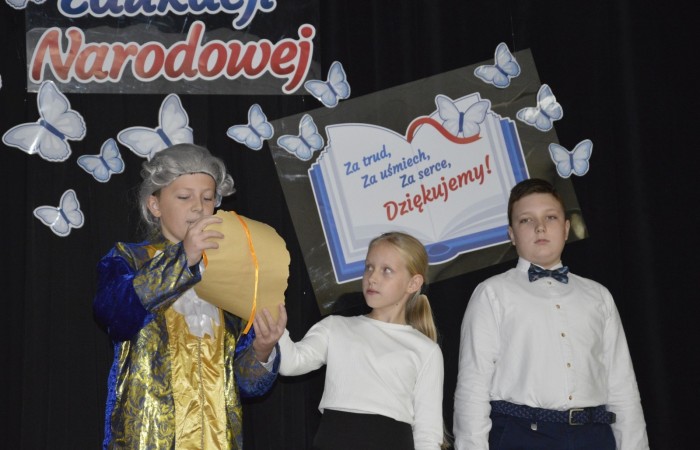 15 października w naszej szkole obchodziliśmy Dzień Edukacji Narodowej – wyjątkowe święto wszystkich nauczycieli, pracowników administracji i obsługi. Uroczystość przebiegała w ciepłej, radosnej i pełnej wdzięczności atmosferze. Część artystyczną przygotowały klasy 5a i 5b, które pod kierunkiem swoich wychowawców zaprezentowały pełen humoru i wzruszeń program. Miło nam było gościć pana Damiana Bereżańskiego - zastępcę Burmistrza Pasłęka, Panią Annę Szymanek przewodniczącą Rady Rodziców oraz nauczycieli, pracowników szkoły, administracji oraz obsługi.
Dziękujemy rodzicom za pomoc i wsparcie w realizacji występu !