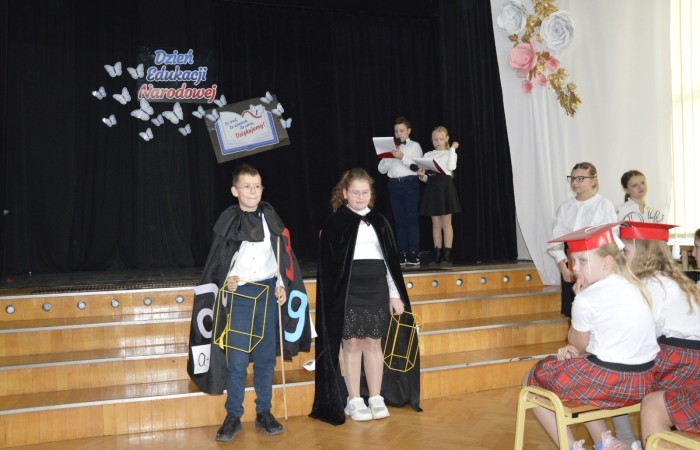 15 października w naszej szkole obchodziliśmy Dzień Edukacji Narodowej – wyjątkowe święto wszystkich nauczycieli, pracowników administracji i obsługi. Uroczystość przebiegała w ciepłej, radosnej i pełnej wdzięczności atmosferze. Część artystyczną przygotowały klasy 5a i 5b, które pod kierunkiem swoich wychowawców zaprezentowały pełen humoru i wzruszeń program. Miło nam było gościć pana Damiana Bereżańskiego - zastępcę Burmistrza Pasłęka, Panią Annę Szymanek przewodniczącą Rady Rodziców oraz nauczycieli, pracowników szkoły, administracji oraz obsługi.
Dziękujemy rodzicom za pomoc i wsparcie w realizacji występu !