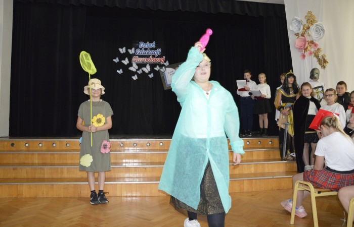 15 października w naszej szkole obchodziliśmy Dzień Edukacji Narodowej – wyjątkowe święto wszystkich nauczycieli, pracowników administracji i obsługi. Uroczystość przebiegała w ciepłej, radosnej i pełnej wdzięczności atmosferze. Część artystyczną przygotowały klasy 5a i 5b, które pod kierunkiem swoich wychowawców zaprezentowały pełen humoru i wzruszeń program. Miło nam było gościć pana Damiana Bereżańskiego - zastępcę Burmistrza Pasłęka, Panią Annę Szymanek przewodniczącą Rady Rodziców oraz nauczycieli, pracowników szkoły, administracji oraz obsługi.
Dziękujemy rodzicom za pomoc i wsparcie w realizacji występu !