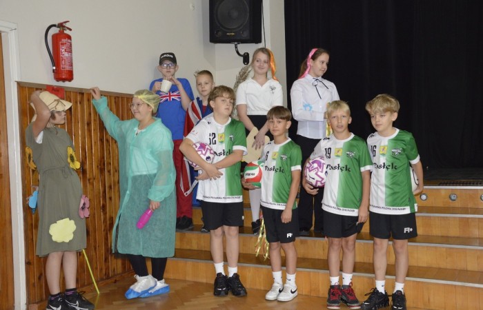 15 października w naszej szkole obchodziliśmy Dzień Edukacji Narodowej – wyjątkowe święto wszystkich nauczycieli, pracowników administracji i obsługi. Uroczystość przebiegała w ciepłej, radosnej i pełnej wdzięczności atmosferze. Część artystyczną przygotowały klasy 5a i 5b, które pod kierunkiem swoich wychowawców zaprezentowały pełen humoru i wzruszeń program. Miło nam było gościć pana Damiana Bereżańskiego - zastępcę Burmistrza Pasłęka, Panią Annę Szymanek przewodniczącą Rady Rodziców oraz nauczycieli, pracowników szkoły, administracji oraz obsługi.
Dziękujemy rodzicom za pomoc i wsparcie w realizacji występu !