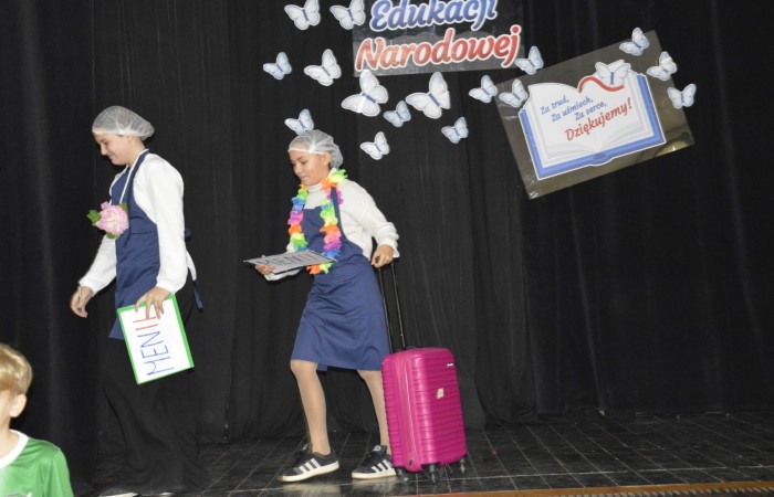 15 października w naszej szkole obchodziliśmy Dzień Edukacji Narodowej – wyjątkowe święto wszystkich nauczycieli, pracowników administracji i obsługi. Uroczystość przebiegała w ciepłej, radosnej i pełnej wdzięczności atmosferze. Część artystyczną przygotowały klasy 5a i 5b, które pod kierunkiem swoich wychowawców zaprezentowały pełen humoru i wzruszeń program. Miło nam było gościć pana Damiana Bereżańskiego - zastępcę Burmistrza Pasłęka, Panią Annę Szymanek przewodniczącą Rady Rodziców oraz nauczycieli, pracowników szkoły, administracji oraz obsługi.
Dziękujemy rodzicom za pomoc i wsparcie w realizacji występu !