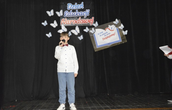 15 października w naszej szkole obchodziliśmy Dzień Edukacji Narodowej – wyjątkowe święto wszystkich nauczycieli, pracowników administracji i obsługi. Uroczystość przebiegała w ciepłej, radosnej i pełnej wdzięczności atmosferze. Część artystyczną przygotowały klasy 5a i 5b, które pod kierunkiem swoich wychowawców zaprezentowały pełen humoru i wzruszeń program. Miło nam było gościć pana Damiana Bereżańskiego - zastępcę Burmistrza Pasłęka, Panią Annę Szymanek przewodniczącą Rady Rodziców oraz nauczycieli, pracowników szkoły, administracji oraz obsługi.
Dziękujemy rodzicom za pomoc i wsparcie w realizacji występu !