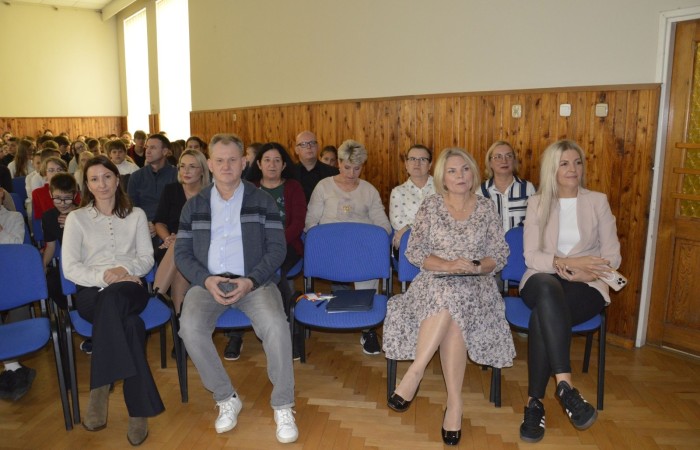 15 października w naszej szkole obchodziliśmy Dzień Edukacji Narodowej – wyjątkowe święto wszystkich nauczycieli, pracowników administracji i obsługi. Uroczystość przebiegała w ciepłej, radosnej i pełnej wdzięczności atmosferze. Część artystyczną przygotowały klasy 5a i 5b, które pod kierunkiem swoich wychowawców zaprezentowały pełen humoru i wzruszeń program. Miło nam było gościć pana Damiana Bereżańskiego - zastępcę Burmistrza Pasłęka, Panią Annę Szymanek przewodniczącą Rady Rodziców oraz nauczycieli, pracowników szkoły, administracji oraz obsługi.
Dziękujemy rodzicom za pomoc i wsparcie w realizacji występu !