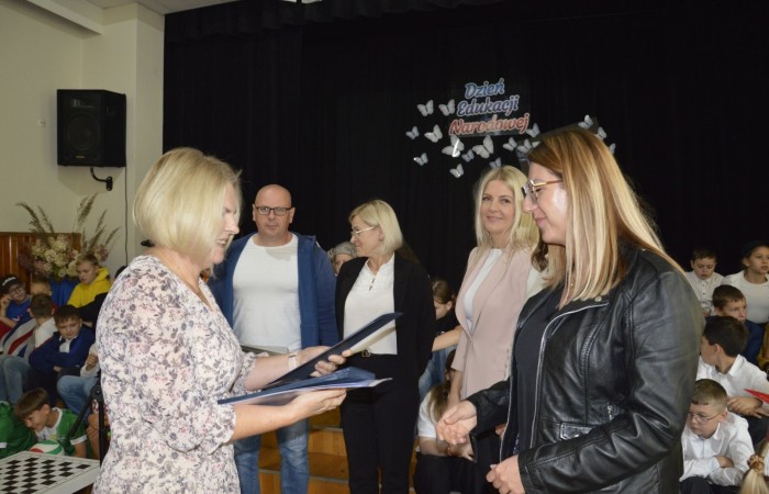 15 października w naszej szkole obchodziliśmy Dzień Edukacji Narodowej – wyjątkowe święto wszystkich nauczycieli, pracowników administracji i obsługi. Uroczystość przebiegała w ciepłej, radosnej i pełnej wdzięczności atmosferze. Część artystyczną przygotowały klasy 5a i 5b, które pod kierunkiem swoich wychowawców zaprezentowały pełen humoru i wzruszeń program. Miło nam było gościć pana Damiana Bereżańskiego - zastępcę Burmistrza Pasłęka, Panią Annę Szymanek przewodniczącą Rady Rodziców oraz nauczycieli, pracowników szkoły, administracji oraz obsługi.
Dziękujemy rodzicom za pomoc i wsparcie w realizacji występu !